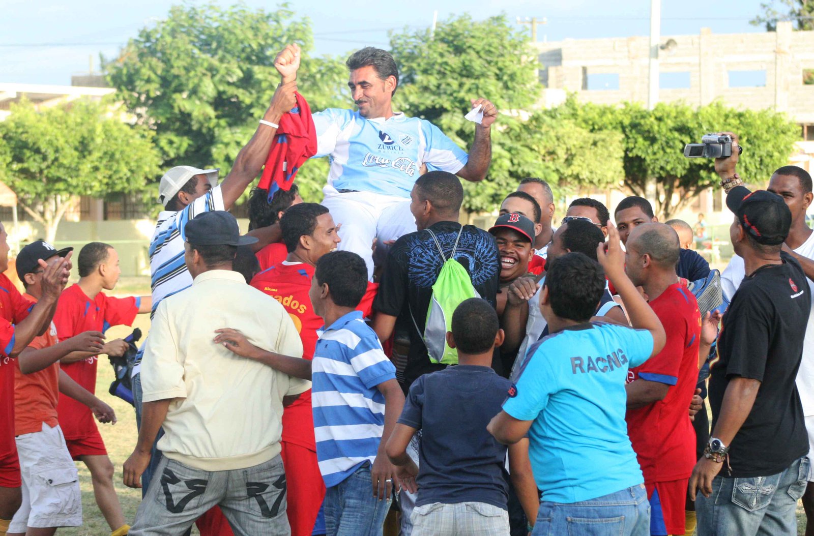 El dirigente del José Horacio Sergio Utate es cargado hombros por jugadores y fanáticos